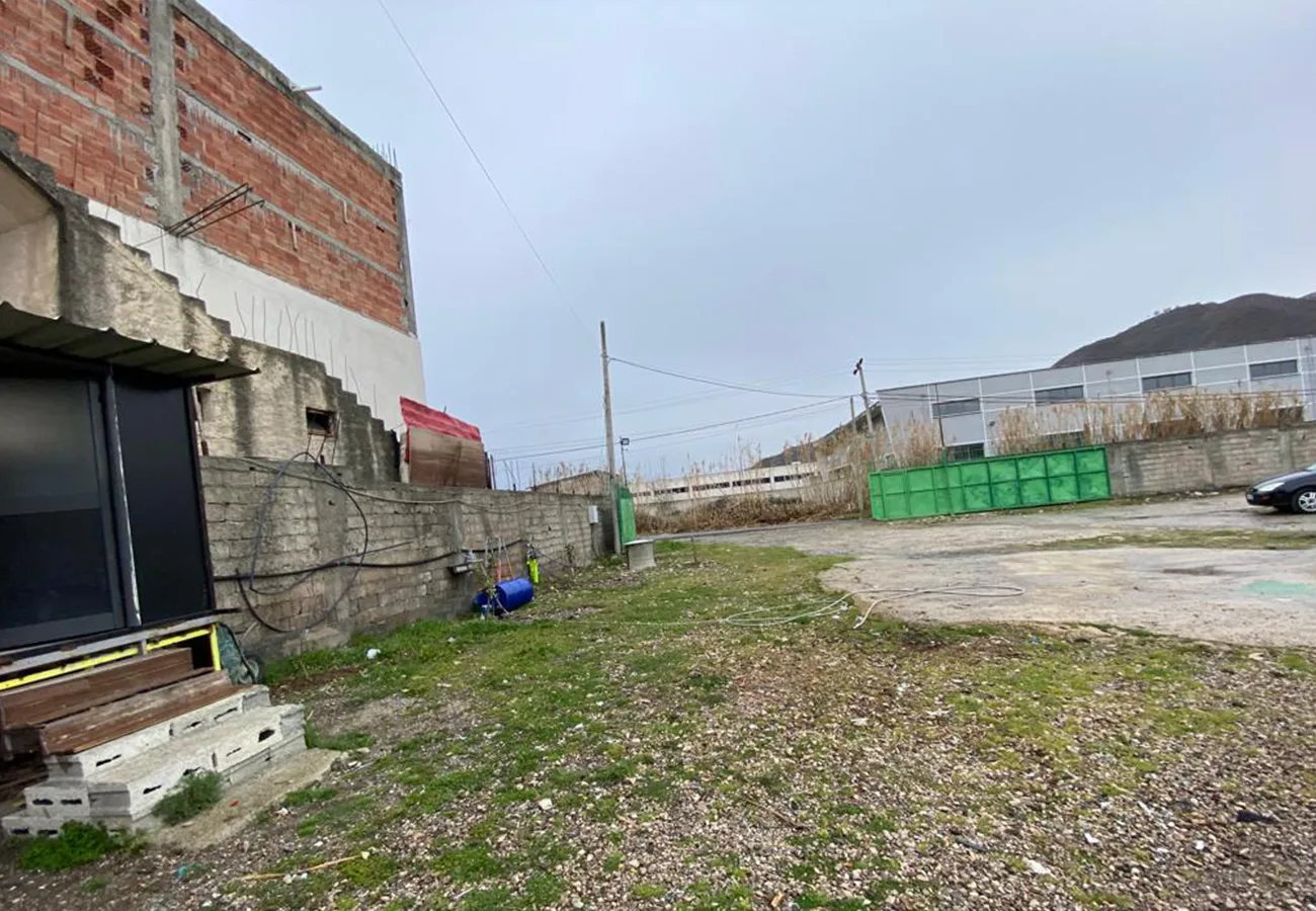 Jepet me qira 400 m2 magazinë bashkë me 1600 m2 tokë në vaqarr
