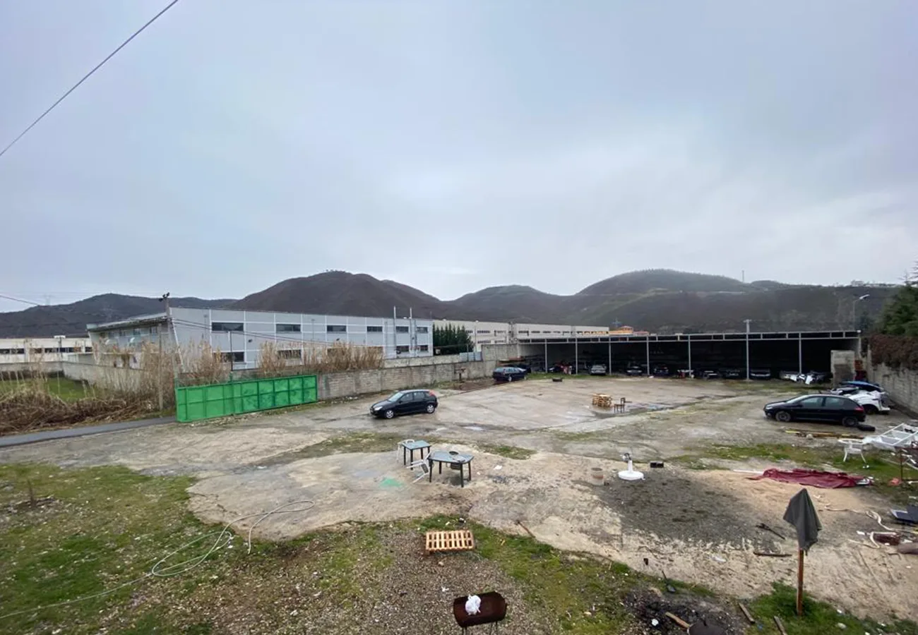 Jepet me qira 400 m2 magazinë bashkë me 1600 m2 tokë në vaqarr