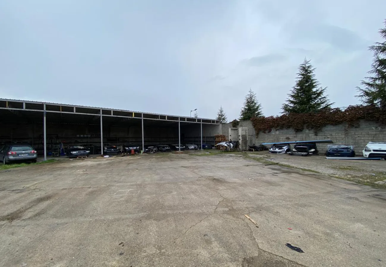 Jepet me qira 400 m2 magazinë bashkë me 1600 m2 tokë në vaqarr