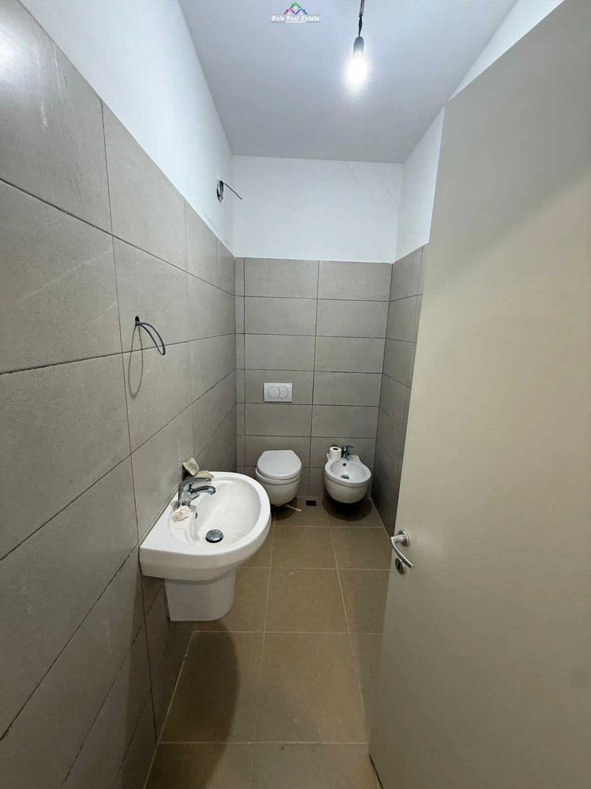 Zyre me Qera 2+1 tek Rruga e Barrikadave (ID BZ2849) Tirane