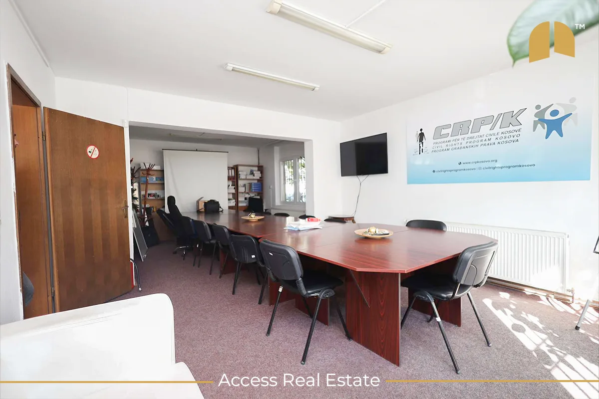 Shtëpi/ZYRE me QIRA – 430m² – Pejton