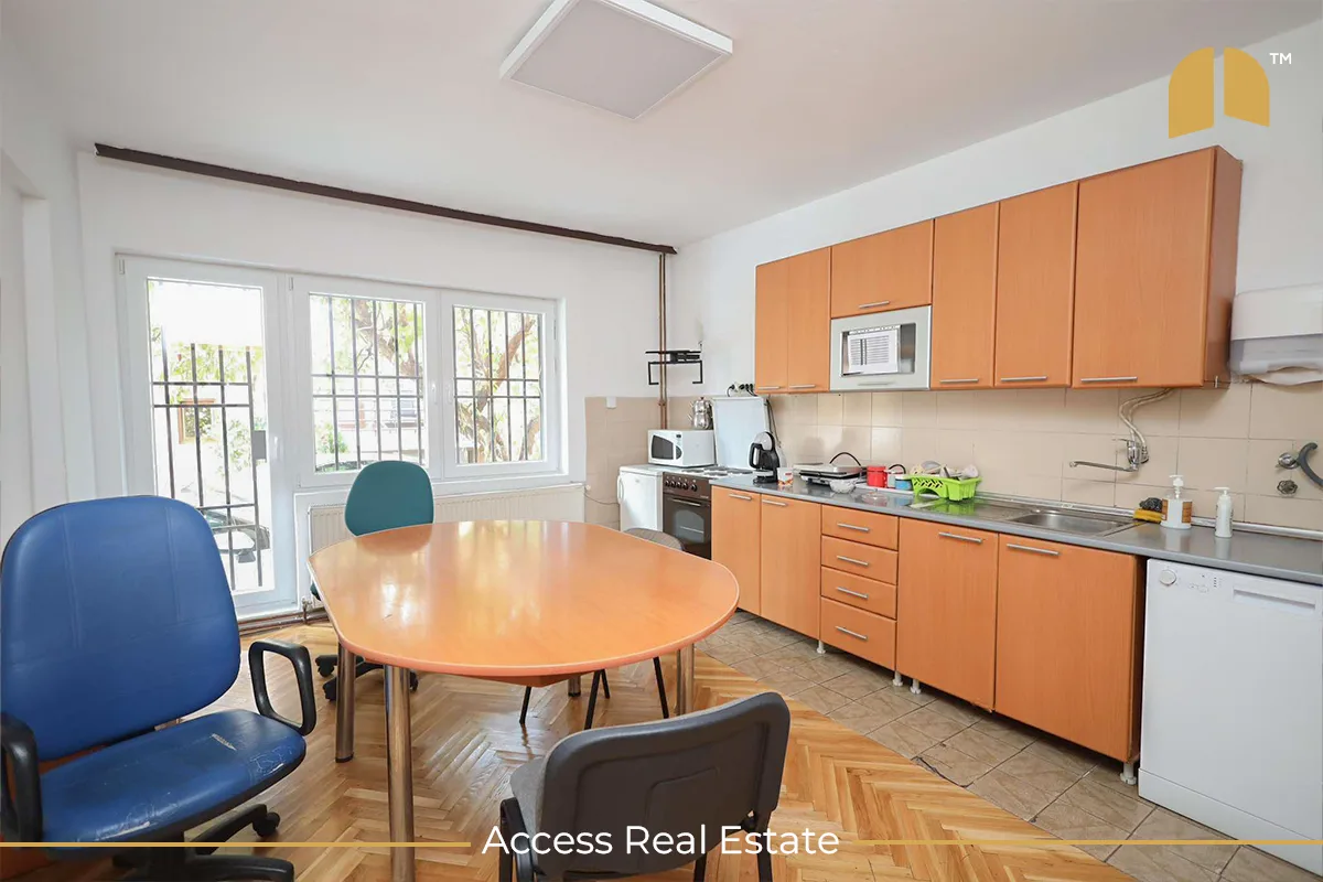 Shtëpi/ZYRE me QIRA – 430m² – Pejton