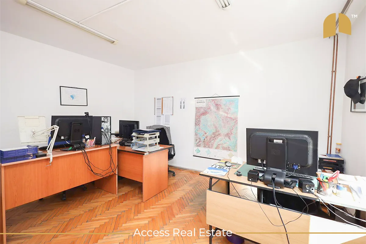 Shtëpi/ZYRE me QIRA – 430m² – Pejton
