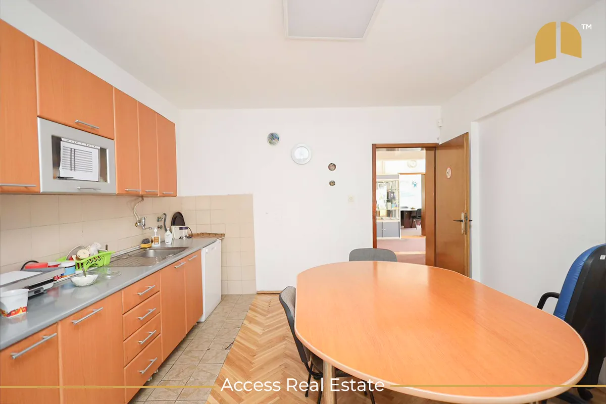 Shtëpi/ZYRE me QIRA – 430m² – Pejton