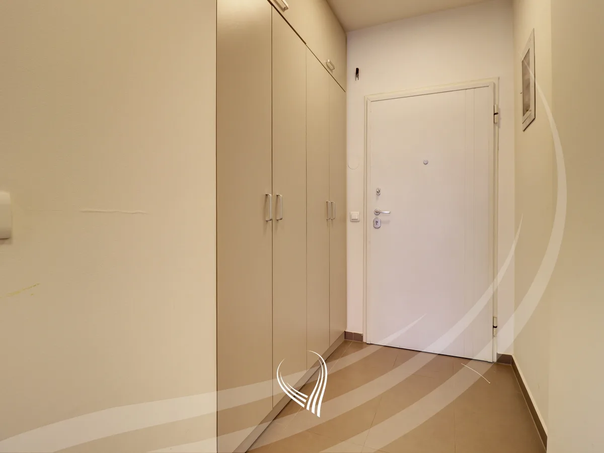 Zyre 80m2 me qira në lagjen Mati 1