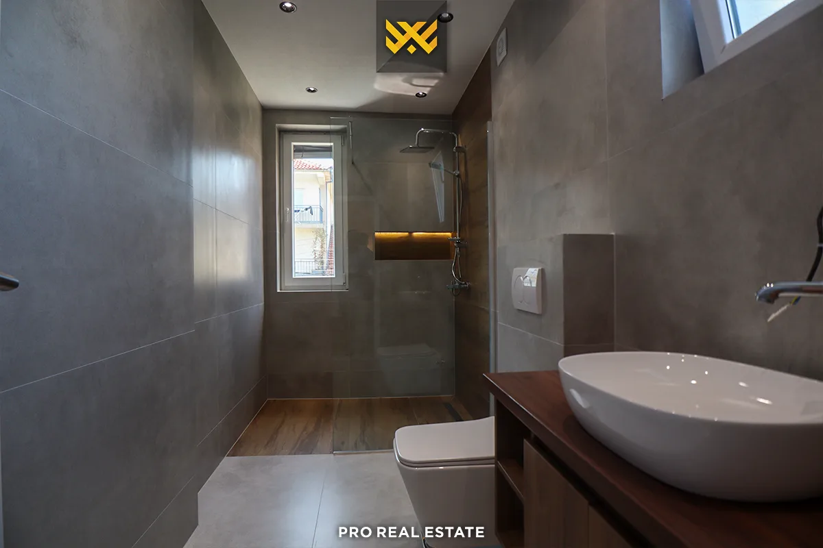 Kat shtëpie/ Zyrë 180m² me #QIRA në Dragodan