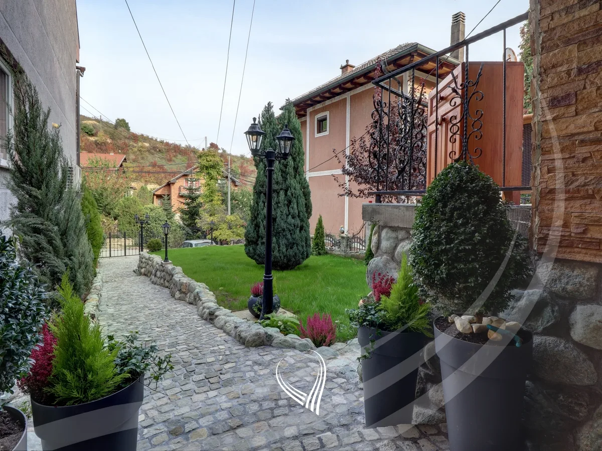 Shtëpi me 3 dhoma gjumi me qira në lagjen Sofalia