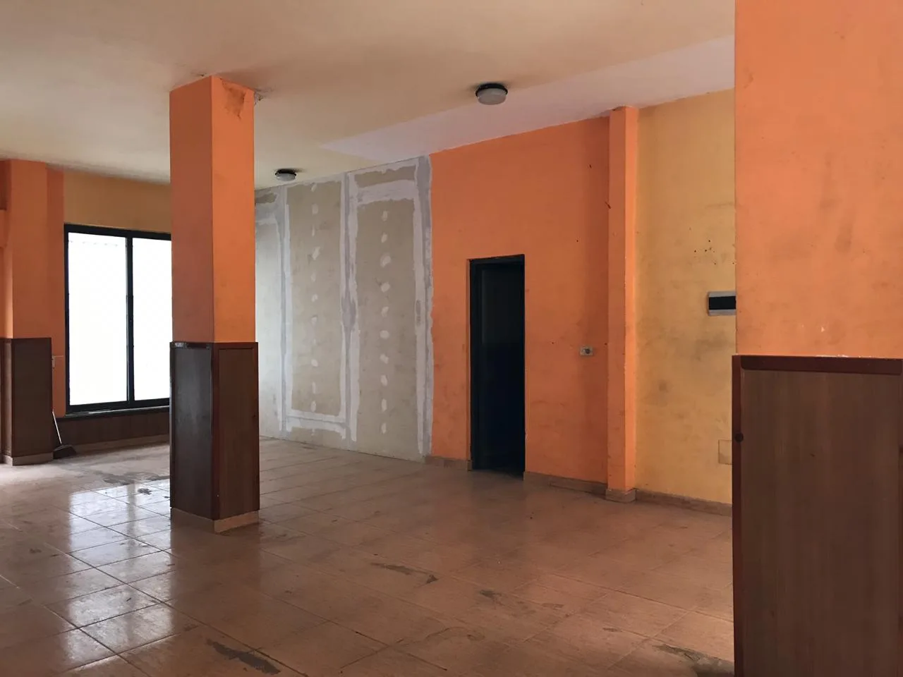 Shitet ambient biznesi, rr.ferit xhajko, tiranë