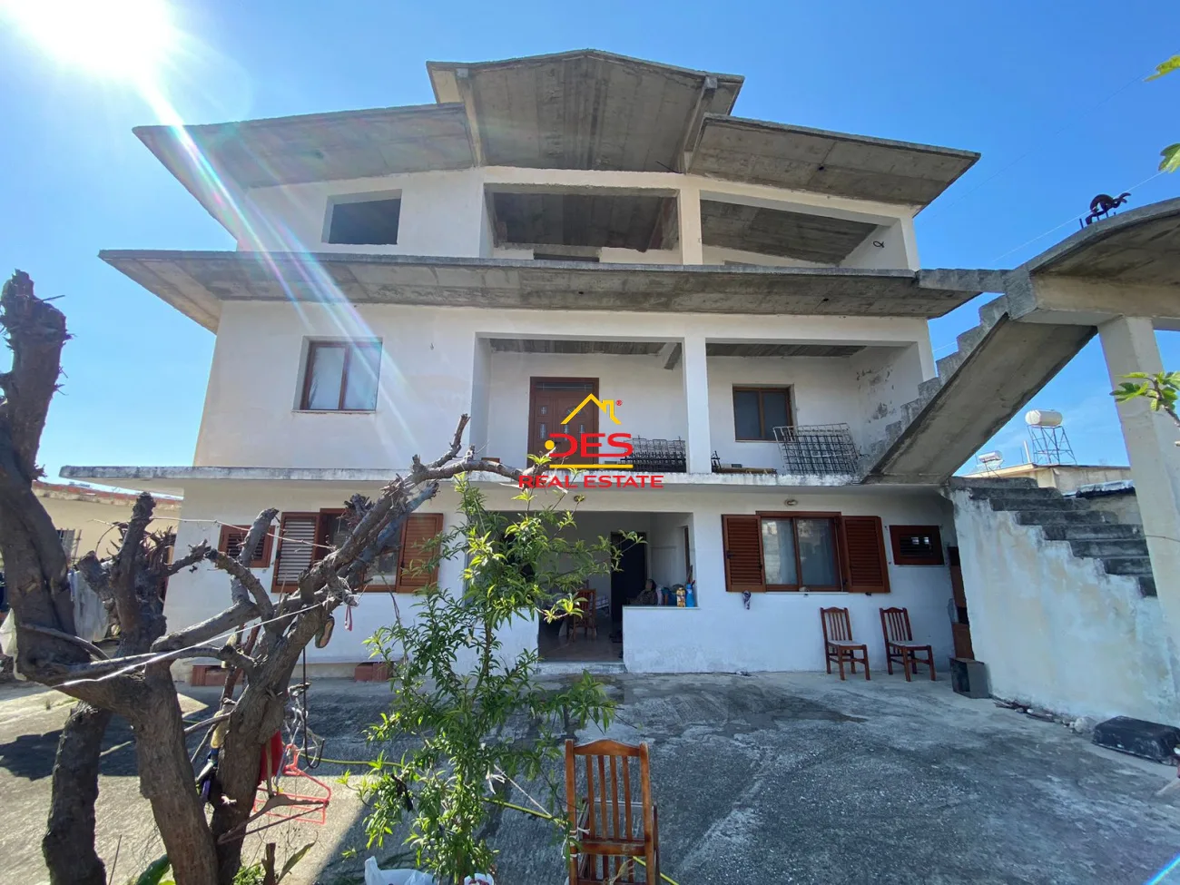 Shitet ndërtesë 3 kate në plazhë të vjetër ,vlore