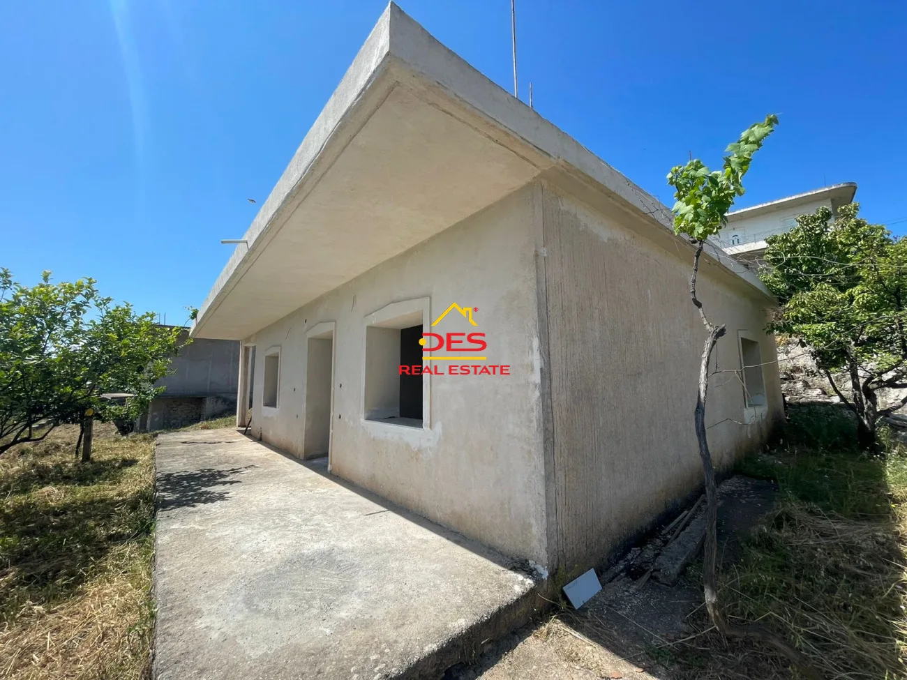 Shitet shtëpi private në gjashtë,sarandë