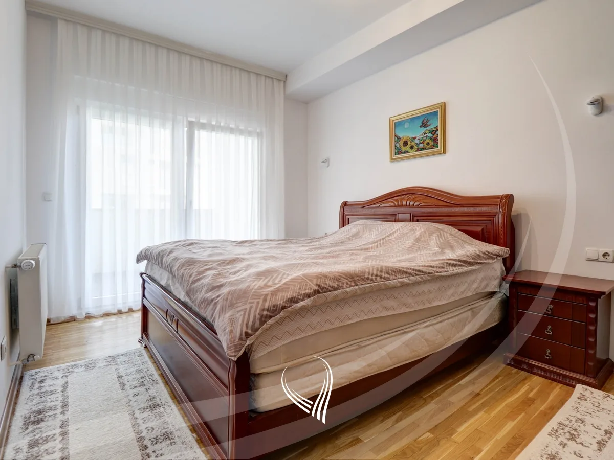 Banesë me 3 dhoma gjumi me qira në lagjen Aktash