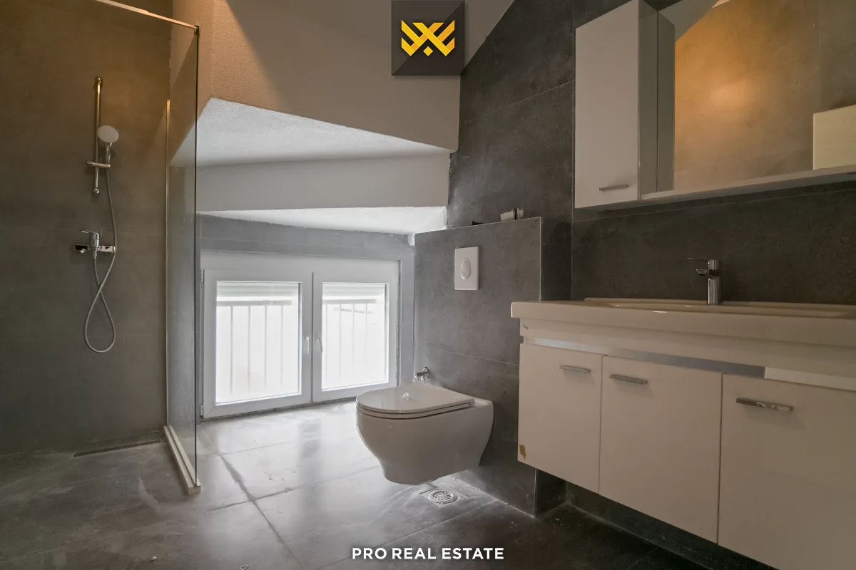 Banesë Penthouse 242m² me #QIRA në Veternik.