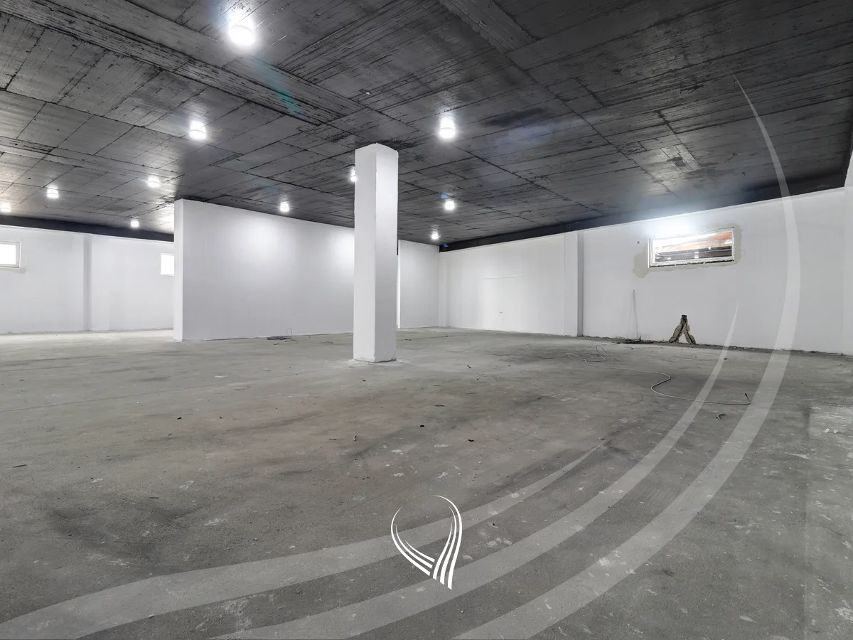 Objekt 1,400m2 me qira në magjistralen Prishtinë - Ferizaj - afër Prishtina Mall