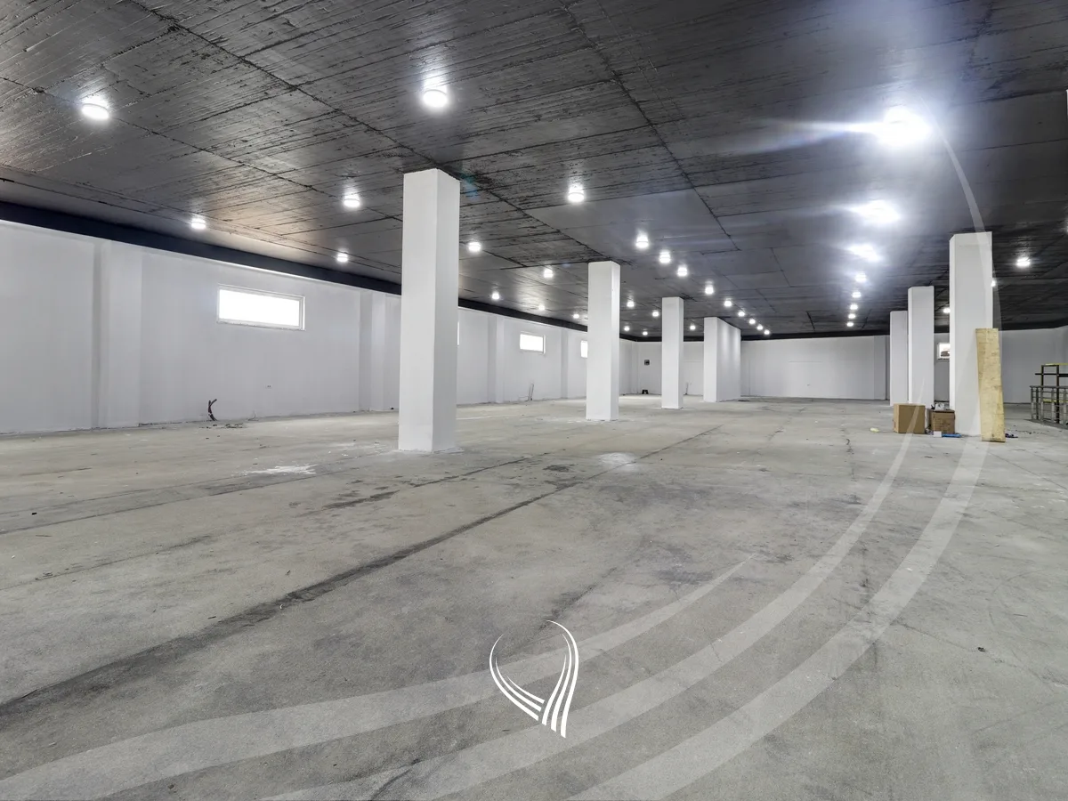Objekt 1,400m2 me qira në magjistralen Prishtinë - Ferizaj - afër Prishtina Mall