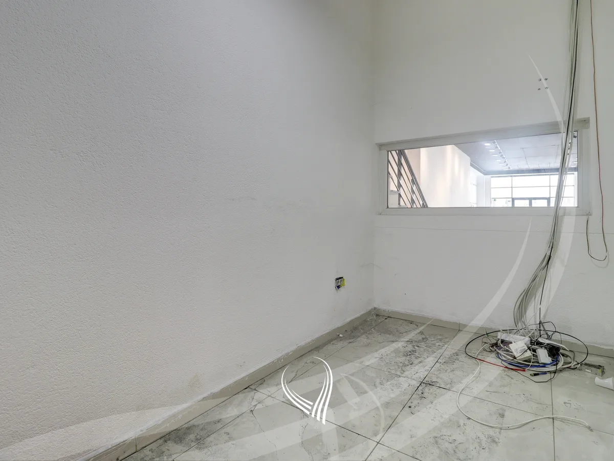 Objekt 1,400m2 me qira në magjistralen Prishtinë - Ferizaj - afër Prishtina Mall