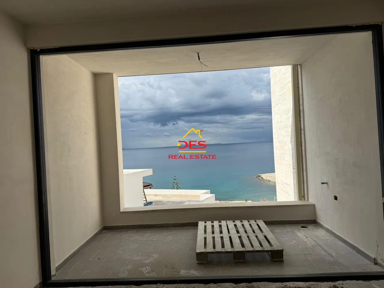 Shitet apartament 2+1buzë detit në sarandë