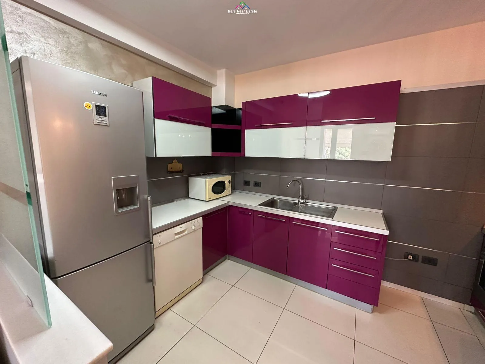 Apartament me qera 3+1 tek Pazari i Ri (ID B230172) Tirane