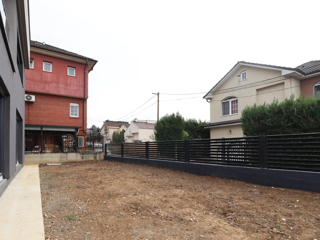 Shtëpi në shitje 270m² +130m² tarracë në Lagjen Qëndresa