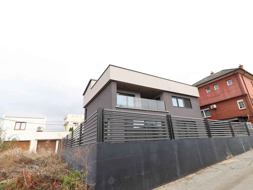 Shtëpi në shitje 270m² +130m² tarracë në Lagjen Qëndresa