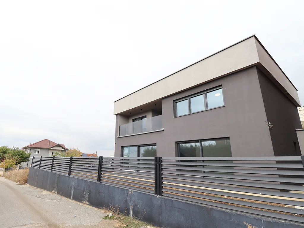 Shtëpi në shitje 270m² +130m² tarracë në Lagjen Qëndresa