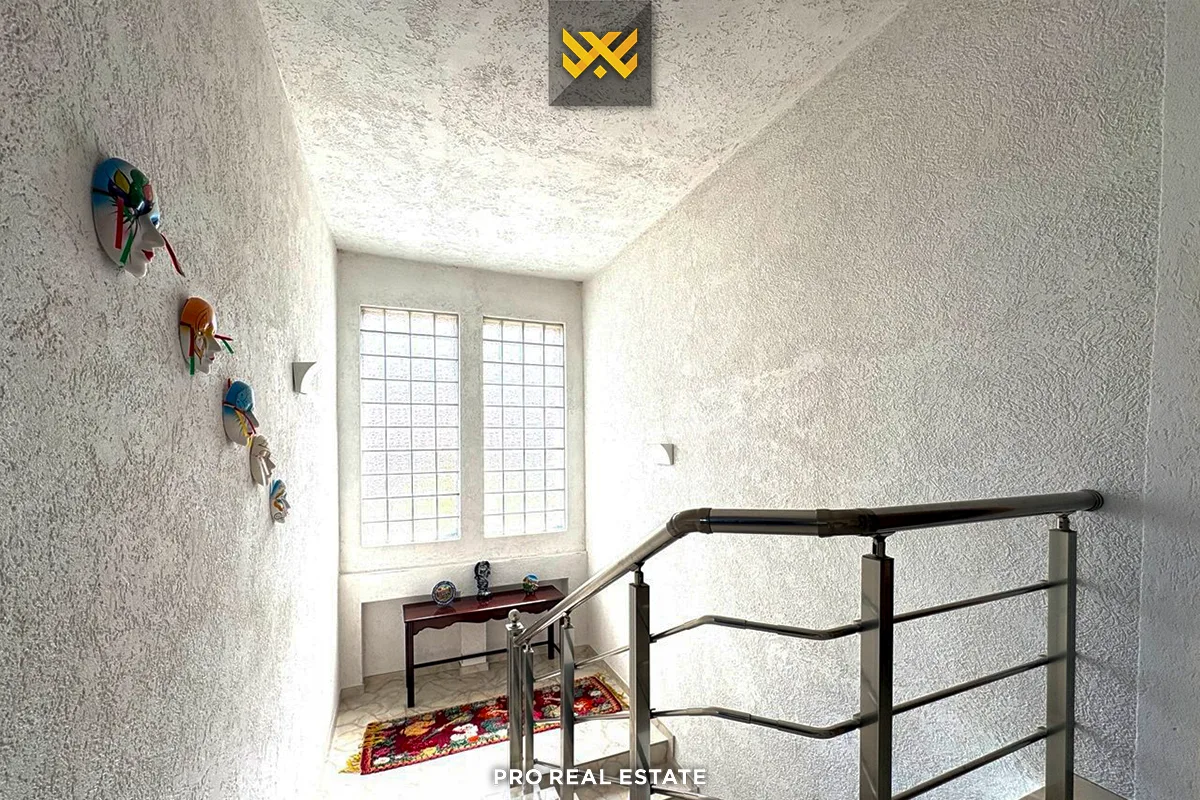 Shtëpi 300m² për #SHITJE në Bardhosh