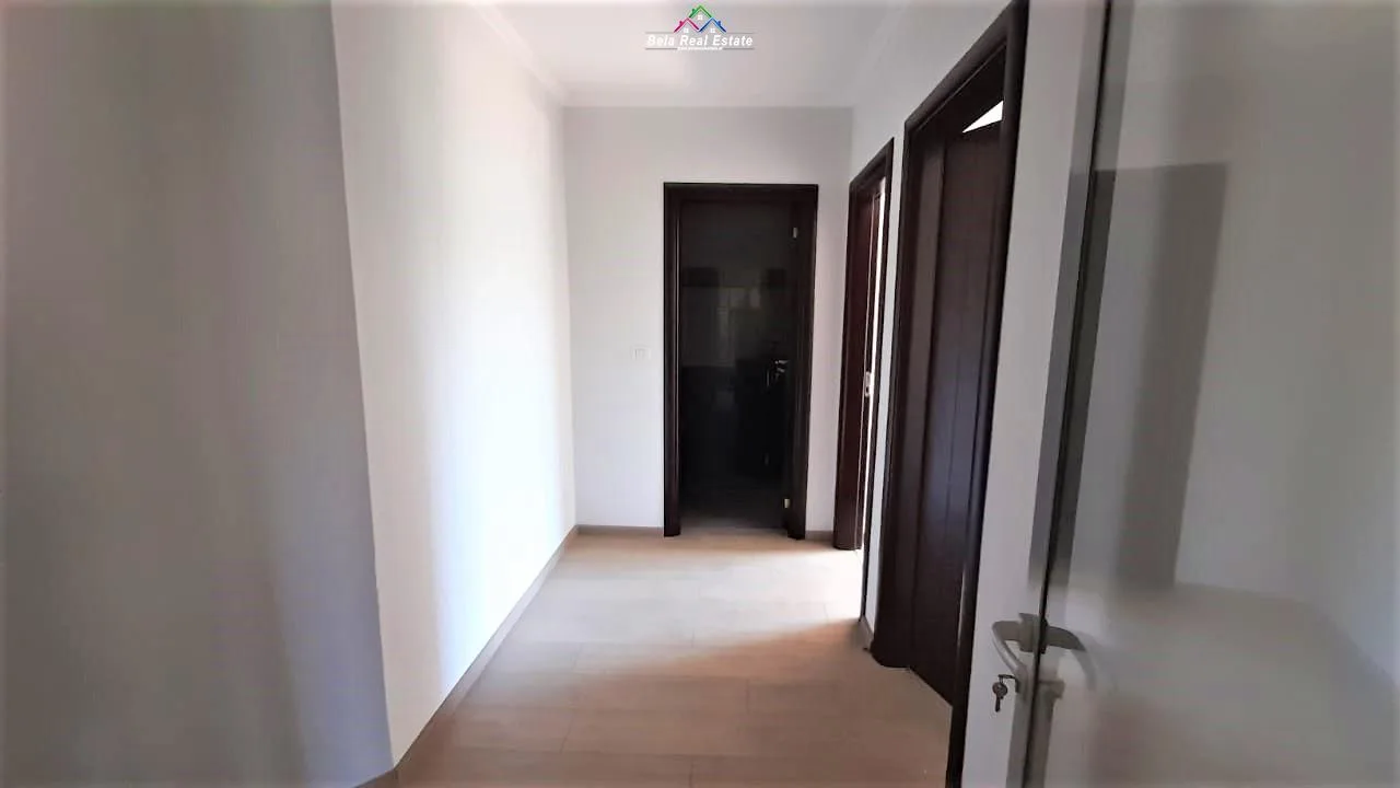Zyre me Qera Tek 21 Dhjetori (ID BZ2350) Tirane.