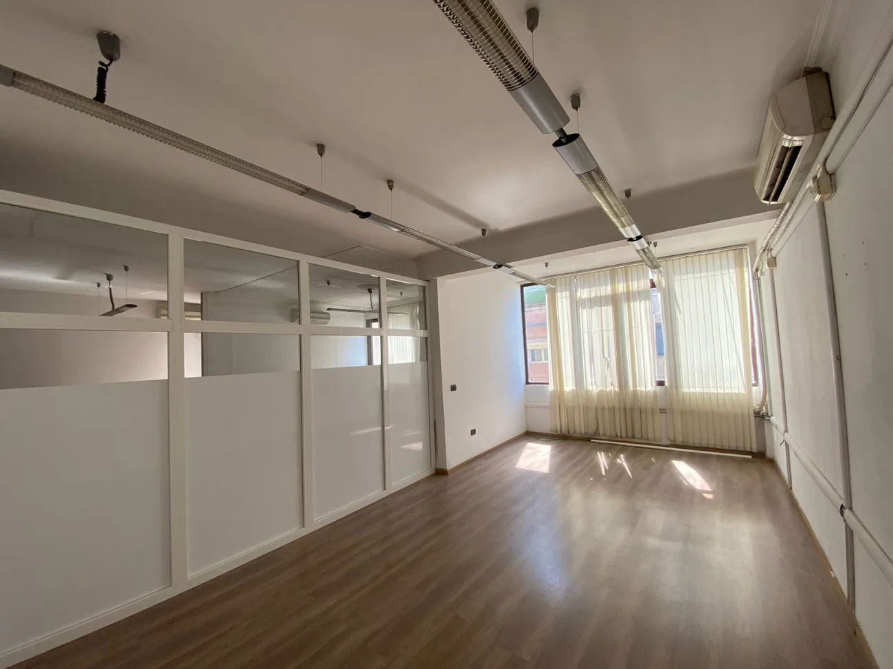 Jepet me qira apartament për zyra në ish-bllok, tiranë