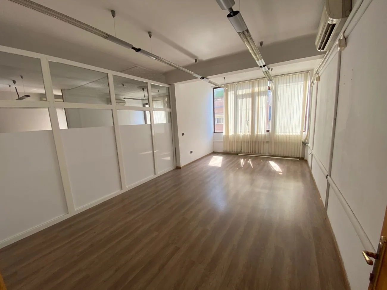 Jepet me qira apartament për zyra në ish-bllok, tiranë