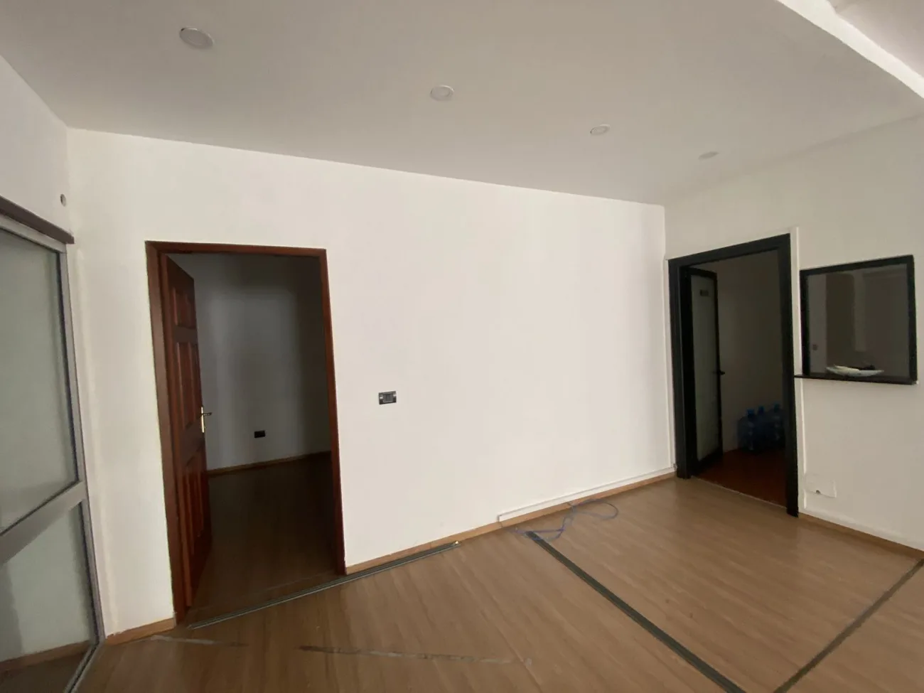 Jepet me qira apartament për zyra në ish-bllok, tiranë
