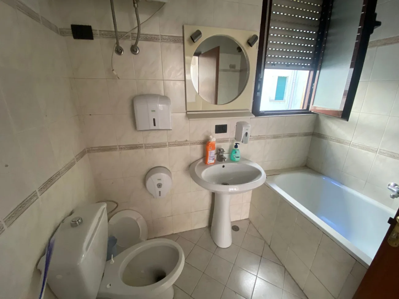Jepet me qira apartament për zyra në ish-bllok, tiranë