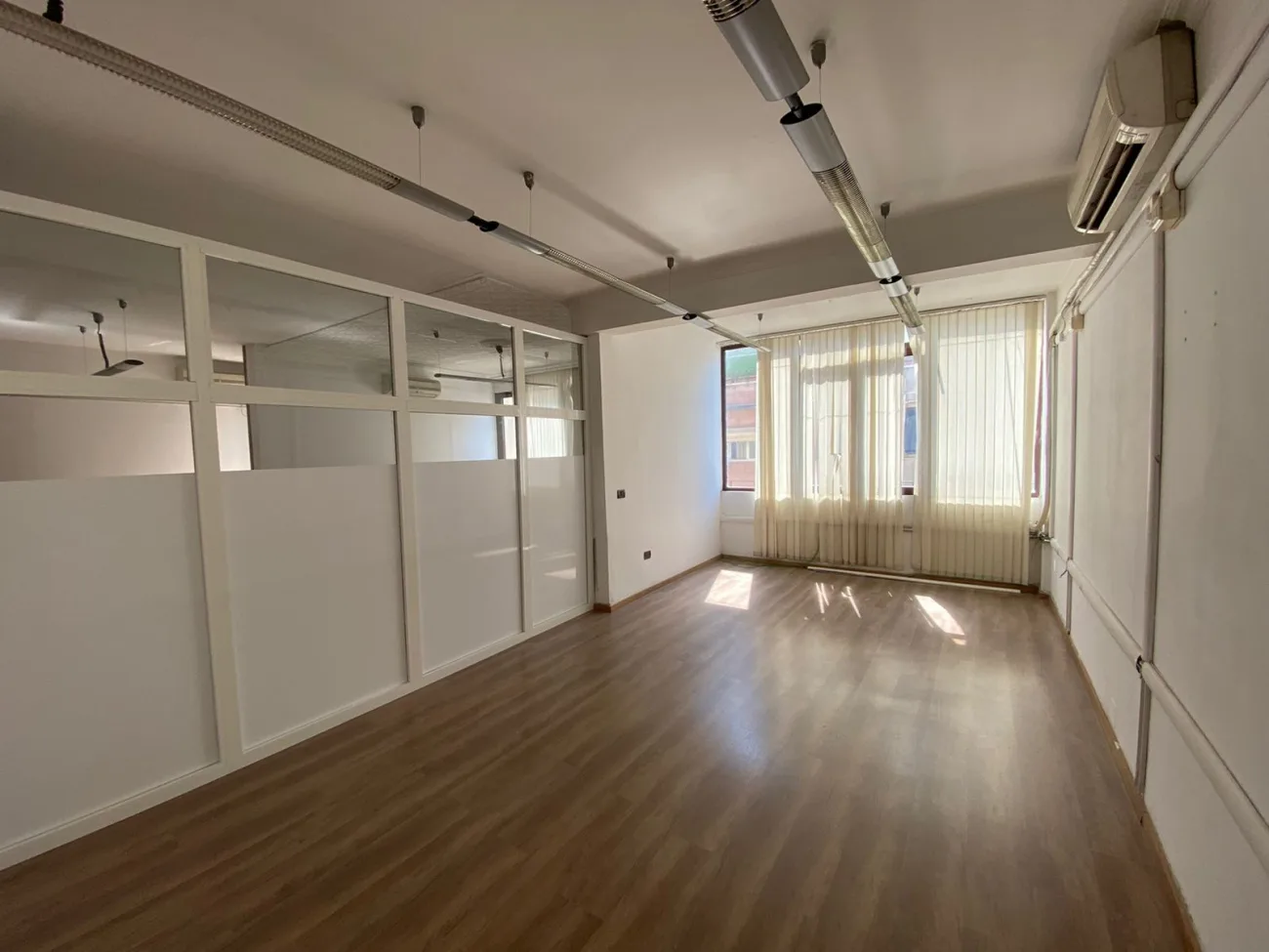 Jepet me qira apartament për zyra në ish-bllok, tiranë