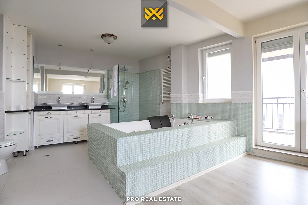 Banesë / Penthouse 245m² + 25m² terasë për #SHITJE në Emshir.