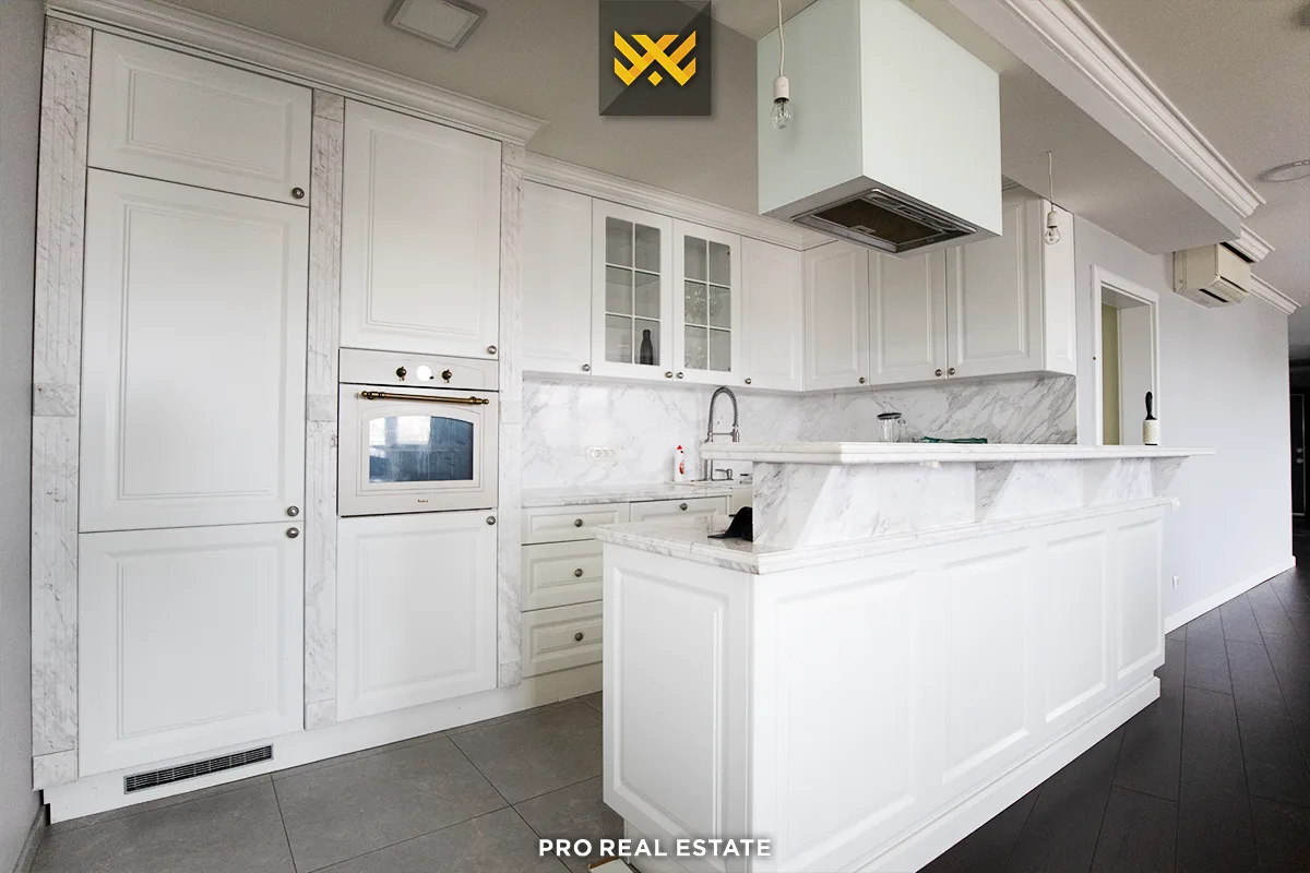 Banesë / Penthouse 245m² + 25m² terasë për #SHITJE në Emshir.