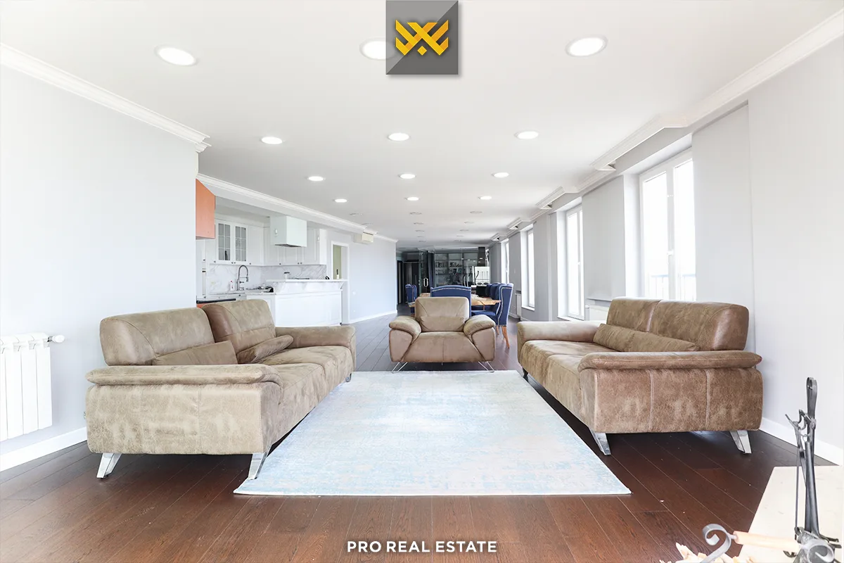 Banesë / Penthouse 245m² + 25m² terasë për #SHITJE në Emshir.