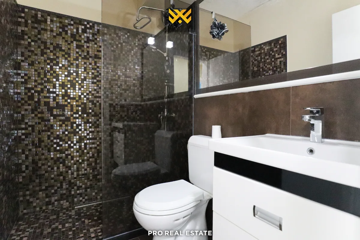 Banesë / Penthouse 245m² + 25m² terasë për #SHITJE në Emshir.