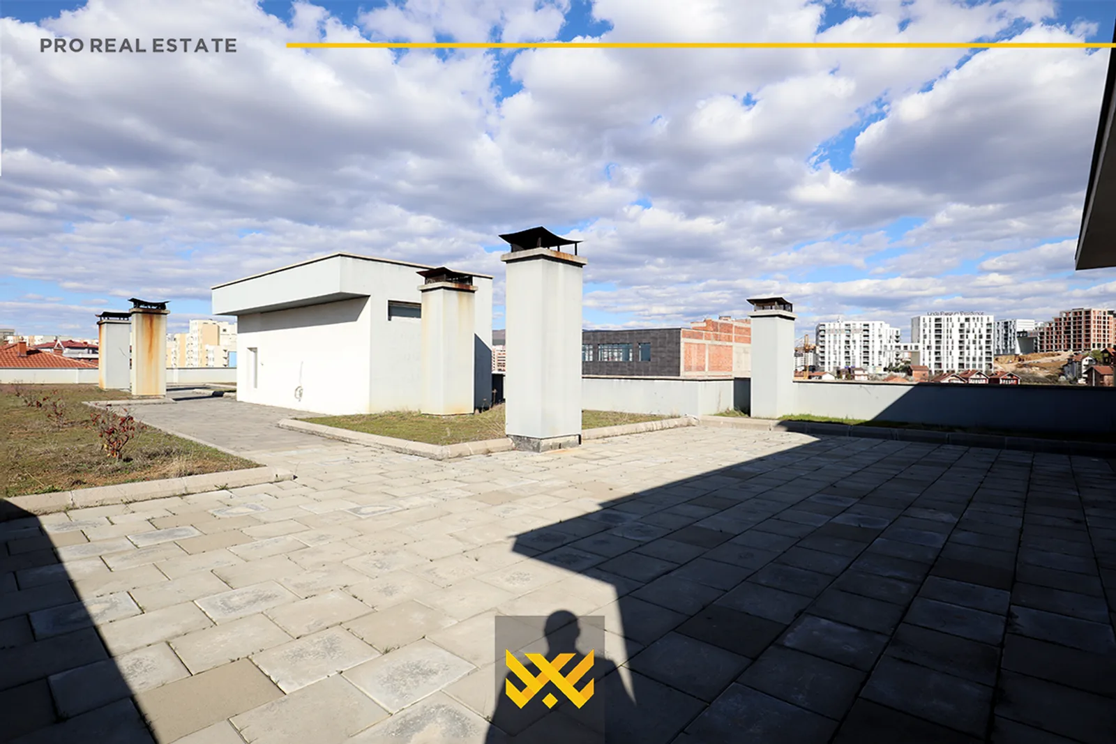 Banesë 254.90m² + 461.82m² në #SHITJE në Emshir.