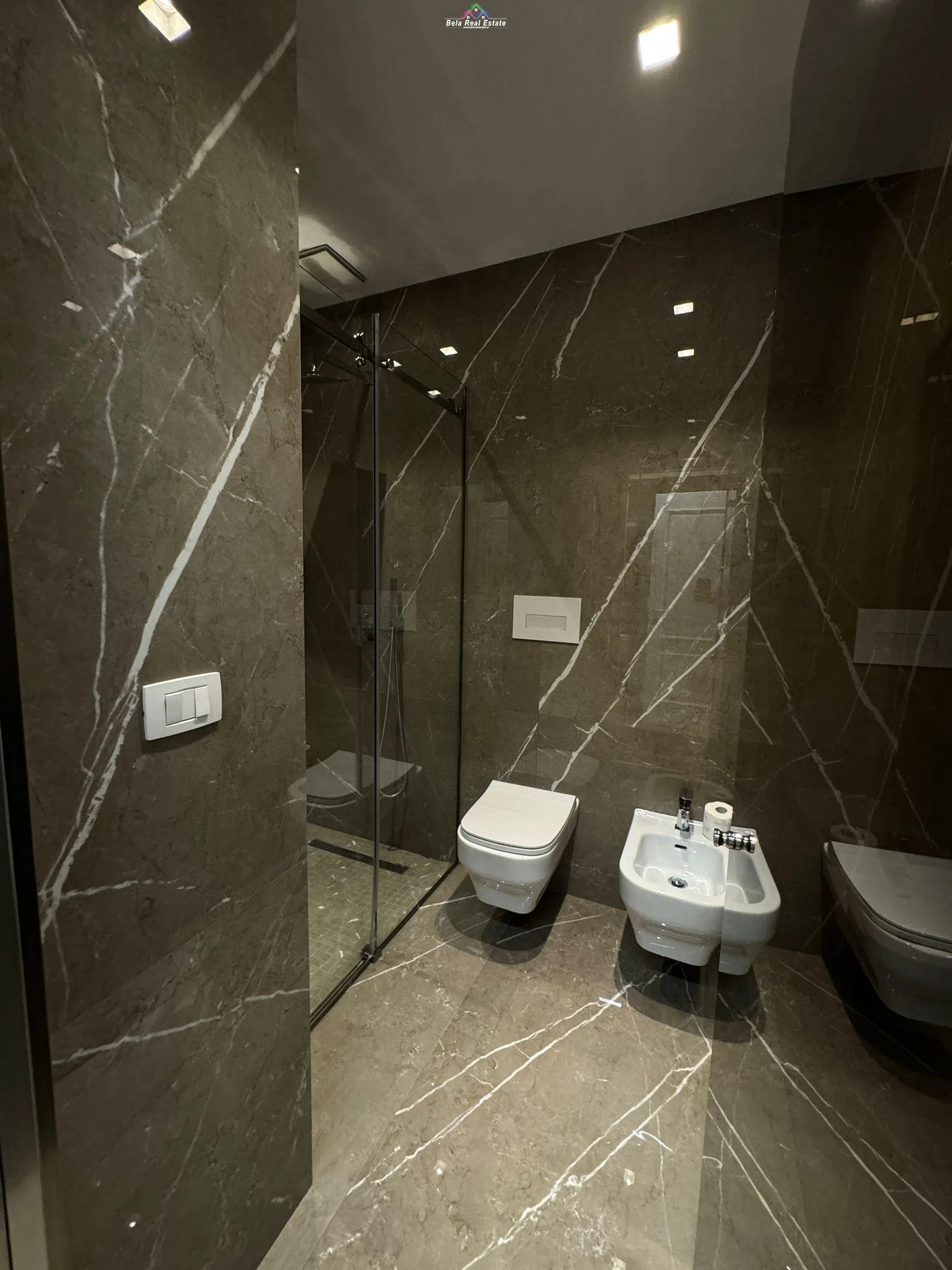 Apartament me qera 2+1 ne Bllok (ID B2201026) Tirane