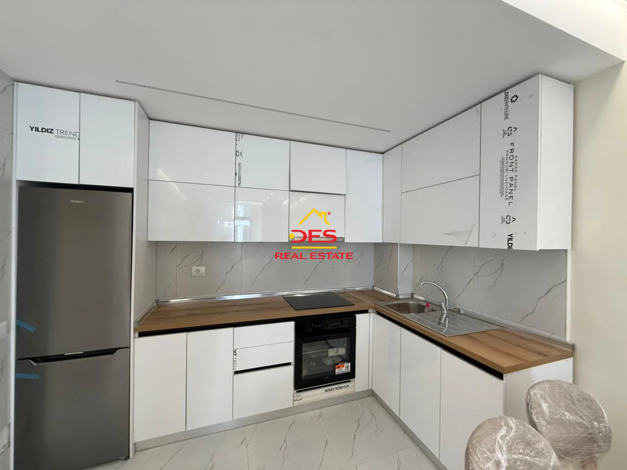 Shitet apartament 2+1+2 në orikum, vlorë.