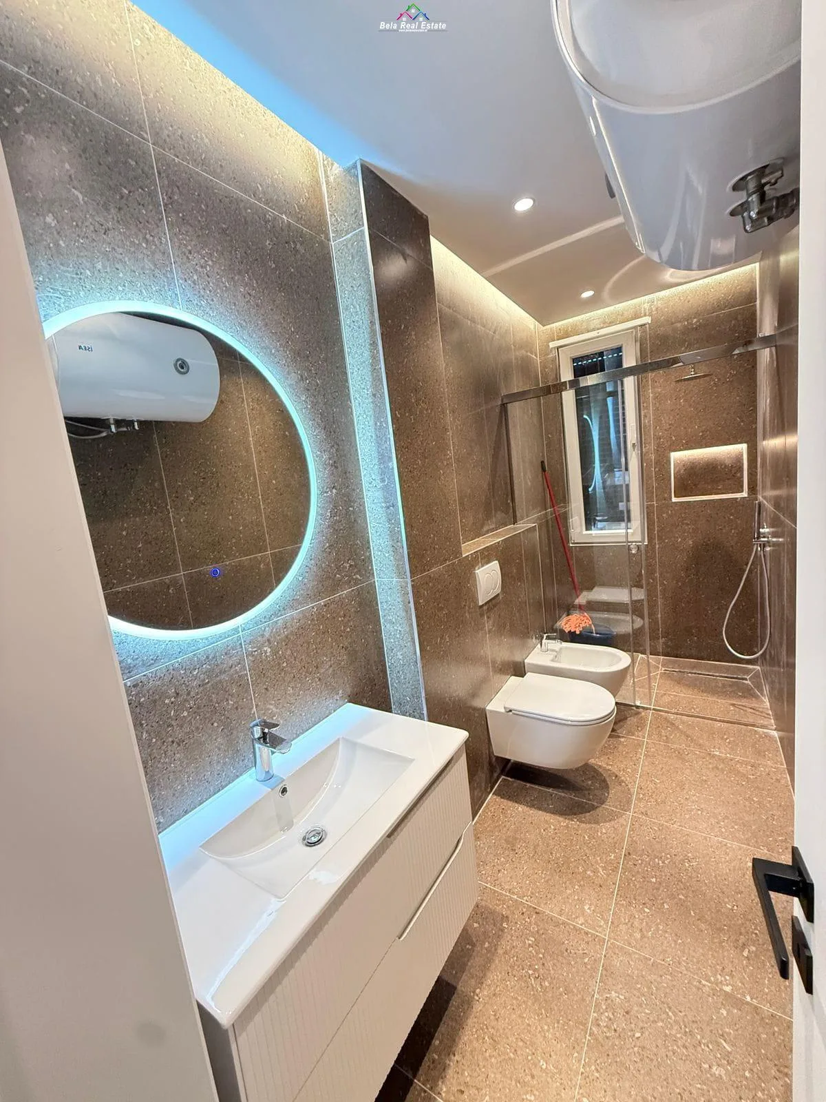 Apartament Ne Shitje 2+1+ Post Parkimi Prane Maternitetit te Ri (ID B120859) Tirane