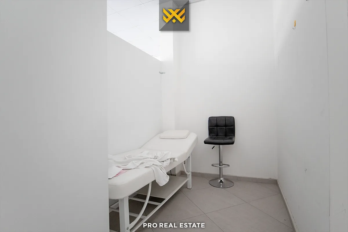 Lokal 86m² për #SHITJE në Tophane.