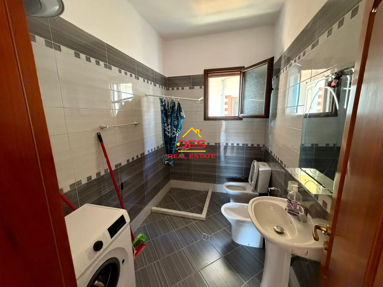 Jepet me qira kati i tretë i një vile te fusha e druve,vlorë