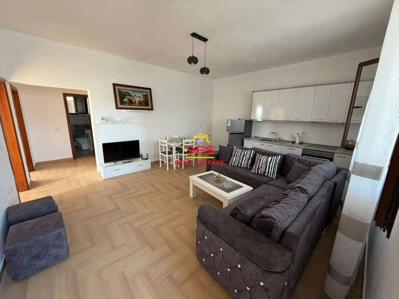 Jepet me qira kati i tretë i një vile te fusha e druve,vlorë