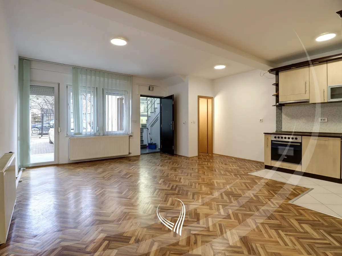 Objekt afarist 330m2 me qira në lagjen Ulpiana