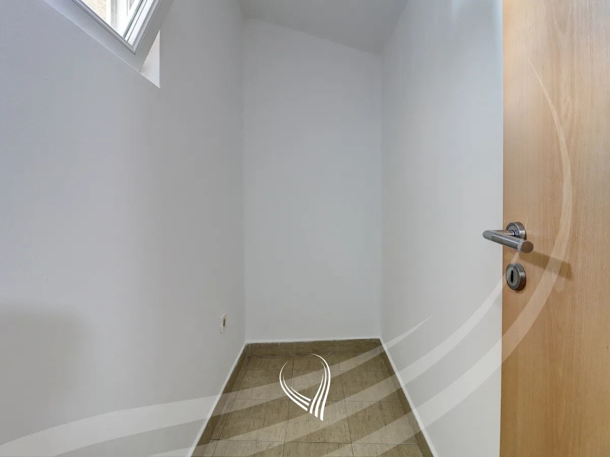 Objekt afarist 330m2 me qira në lagjen Ulpiana