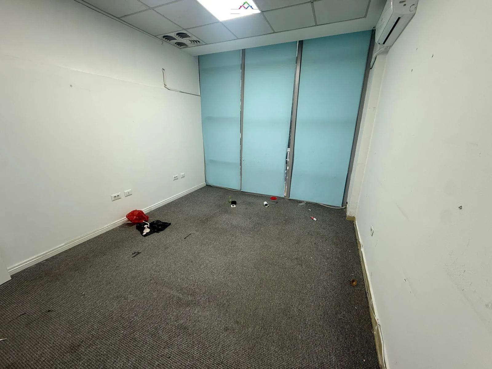 Zyre Me Qera Tek Ish Ekspozita ( ID BZ2823) Tirane
