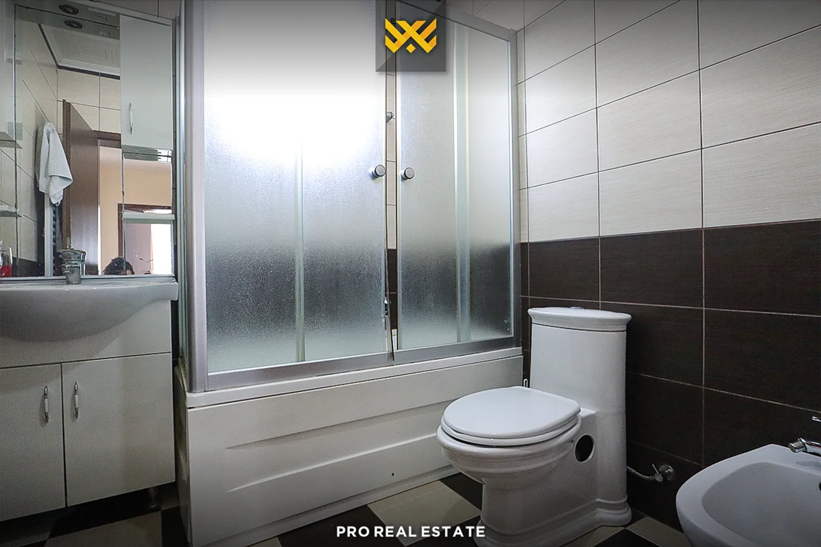 Shtëpi 360m² në #SHITJE në Lagjen Qëndresa.