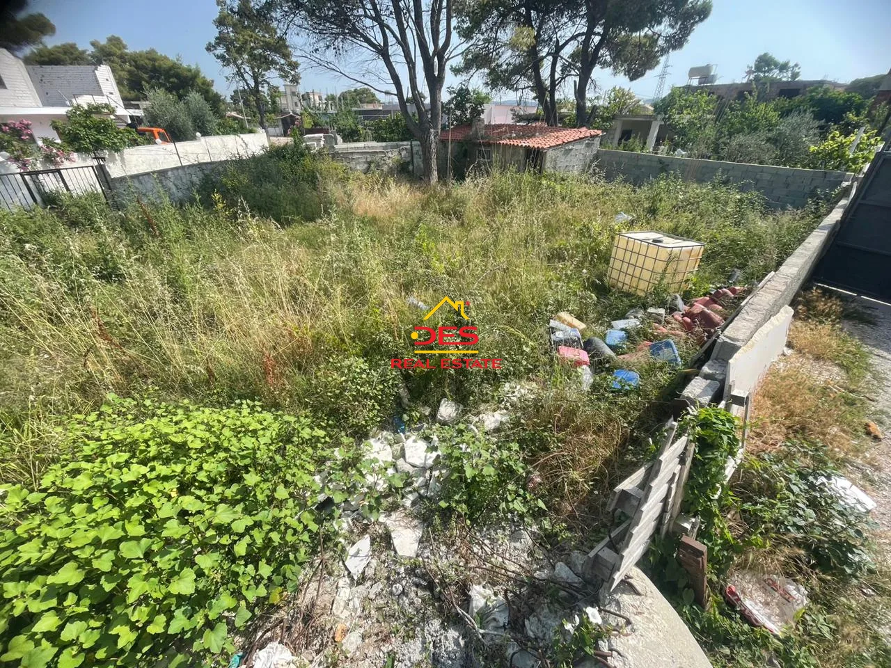 Shitet truall + ndërtesë në plazhë të vjetër,vlorë.