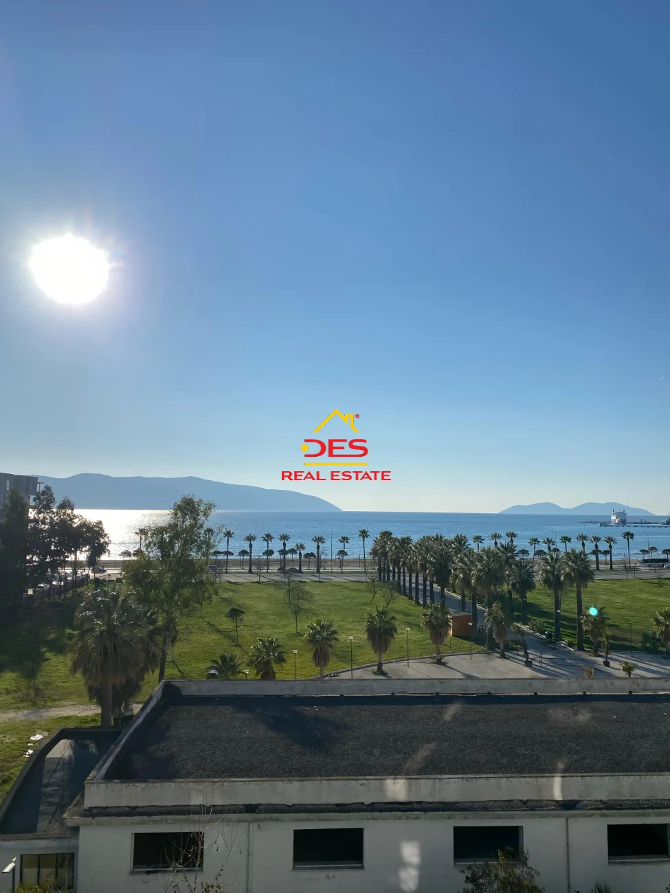SHITET APARTAMENT 2+1+2 + GARAZH NË LUNGOMARE, VLORË. 📍 Pranë Shkollës së Marinës