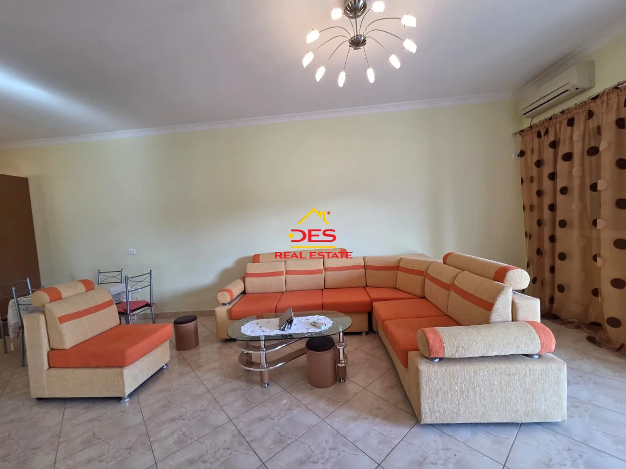Jepet me qira kati i dyte i vilës pranë kuzum baba, vlorë