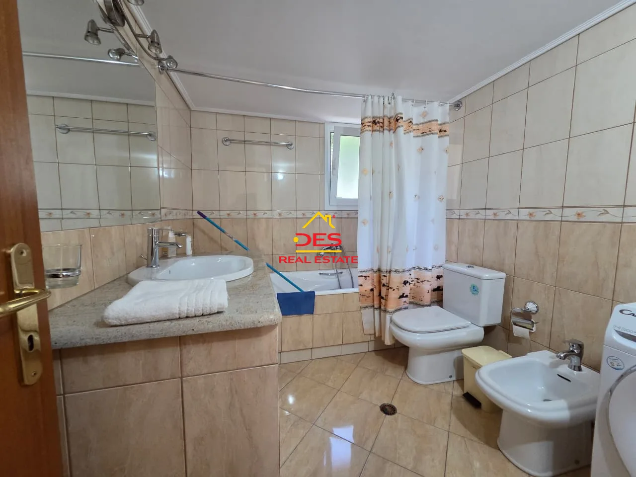 Jepet me qira kati i dyte i vilës pranë kuzum baba, vlorë